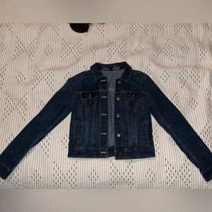 Women’s American Eagle jean jacket size medium. In excellent condition